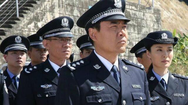 中国警服变迁史，前后更换了7代，为何最终确定了藏青色?