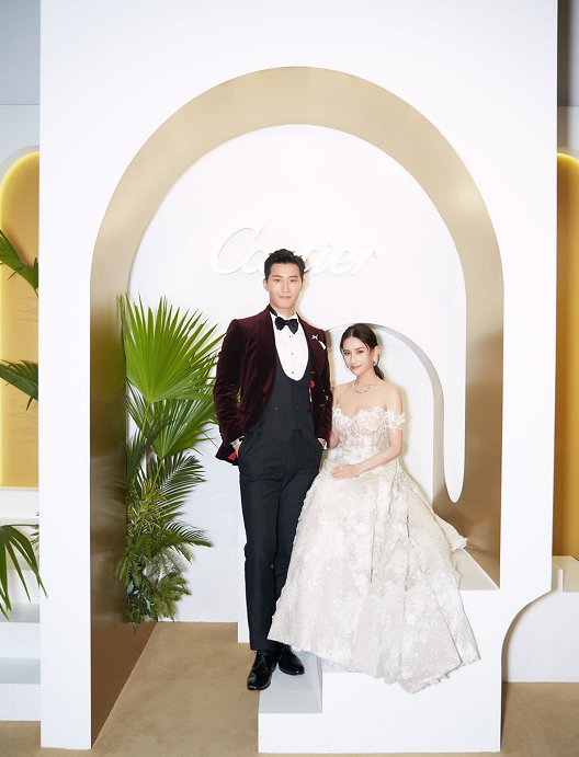 感觉童话故事里王子和公主的结婚照就长这个样子! 之前窦骁陪同何