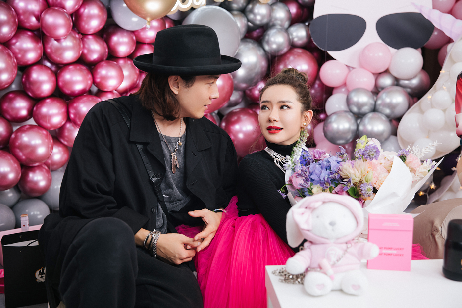 李承铉|李承铉为戚薇庆生，夫妻俩甜蜜对视晒幸福，结婚6年恩爱如初
