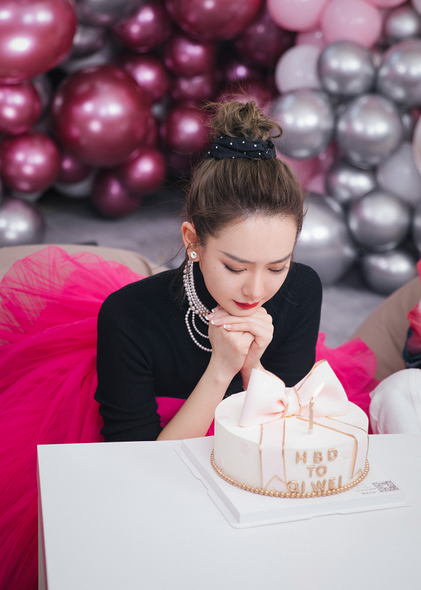 李承铉|李承铉为戚薇庆生，夫妻俩甜蜜对视晒幸福，结婚6年恩爱如初