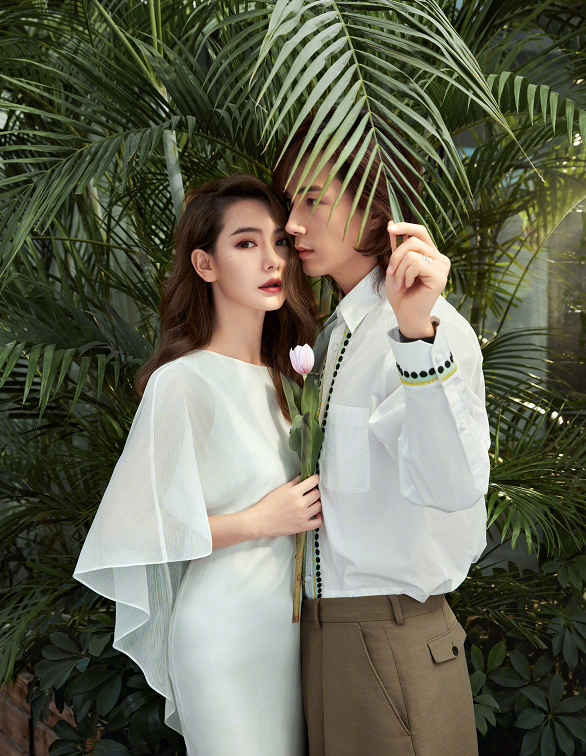 李承铉|李承铉为戚薇庆生，夫妻俩甜蜜对视晒幸福，结婚6年恩爱如初