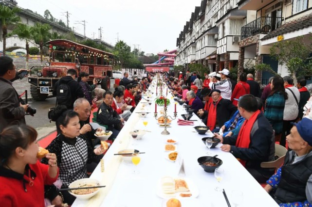 暖心重阳节  重庆美心红酒小镇  摆百米长桌  请老人免费吃长寿面|暖心重阳节！重庆美心红酒小镇摆百米长桌请老人免费吃长寿面