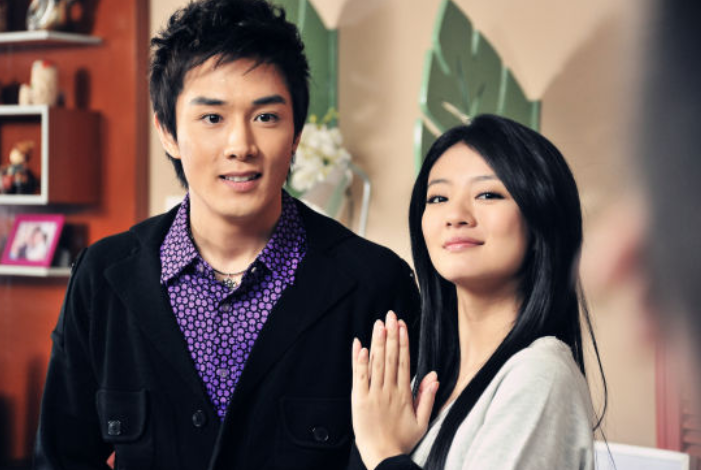 李承铉|李承铉为戚薇庆生，夫妻俩甜蜜对视晒幸福，结婚6年恩爱如初