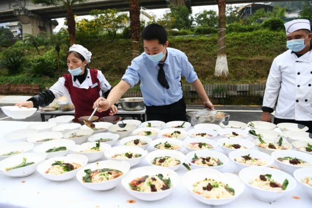 暖心重阳节  重庆美心红酒小镇  摆百米长桌  请老人免费吃长寿面|暖心重阳节！重庆美心红酒小镇摆百米长桌请老人免费吃长寿面