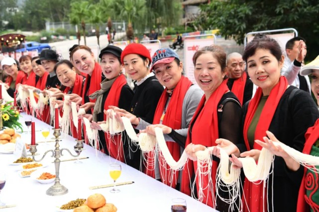 暖心重阳节  重庆美心红酒小镇  摆百米长桌  请老人免费吃长寿面|暖心重阳节！重庆美心红酒小镇摆百米长桌请老人免费吃长寿面