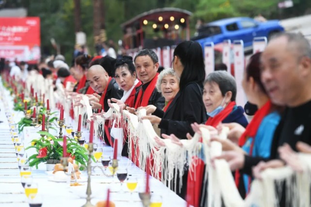 暖心重阳节  重庆美心红酒小镇  摆百米长桌  请老人免费吃长寿面|暖心重阳节！重庆美心红酒小镇摆百米长桌请老人免费吃长寿面