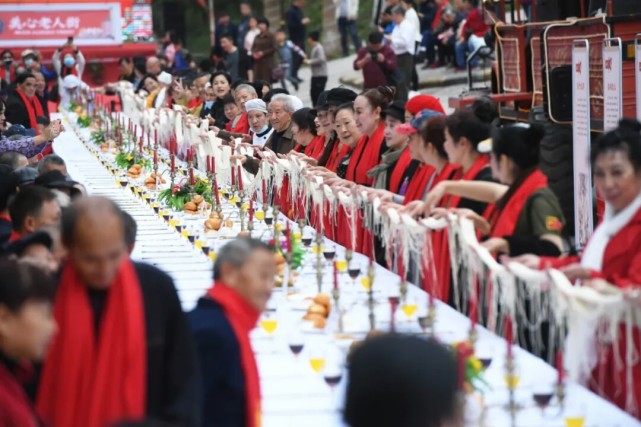 暖心重阳节  重庆美心红酒小镇  摆百米长桌  请老人免费吃长寿面|暖心重阳节！重庆美心红酒小镇摆百米长桌请老人免费吃长寿面