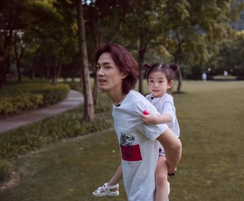 李承铉|李承铉为戚薇庆生，夫妻俩甜蜜对视晒幸福，结婚6年恩爱如初