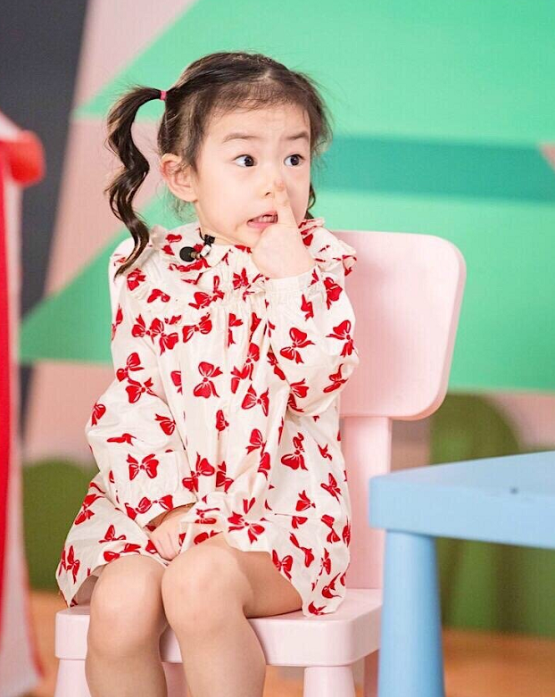 李承铉|李承铉为戚薇庆生，夫妻俩甜蜜对视晒幸福，结婚6年恩爱如初