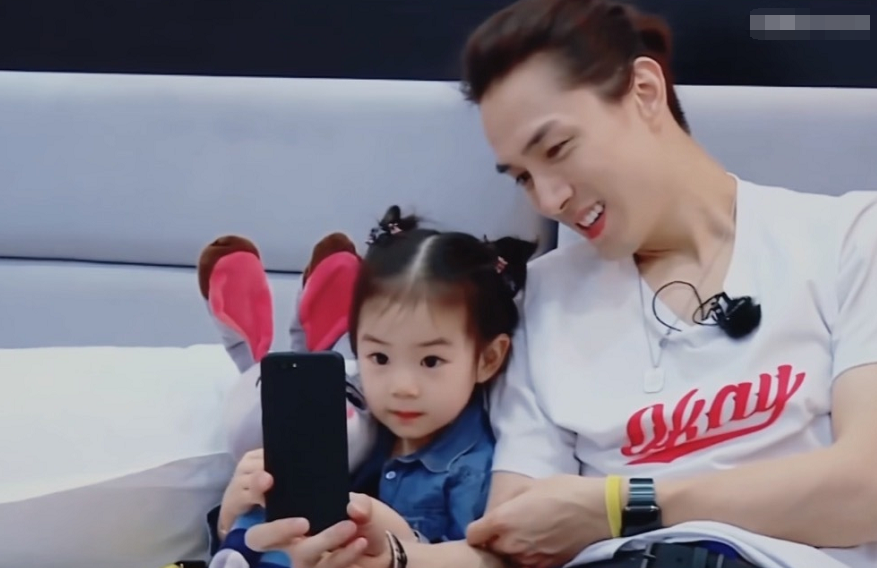李承铉|李承铉为戚薇庆生，夫妻俩甜蜜对视晒幸福，结婚6年恩爱如初