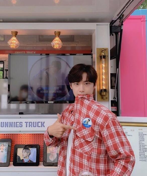 李到晛新剧穿着校服化身温暖学长,就是女生眼中初恋的模样!