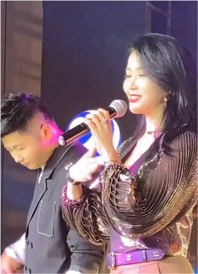 明星歌手王蓉!签约网红歌手白小白的公司,明星真的不如网红?