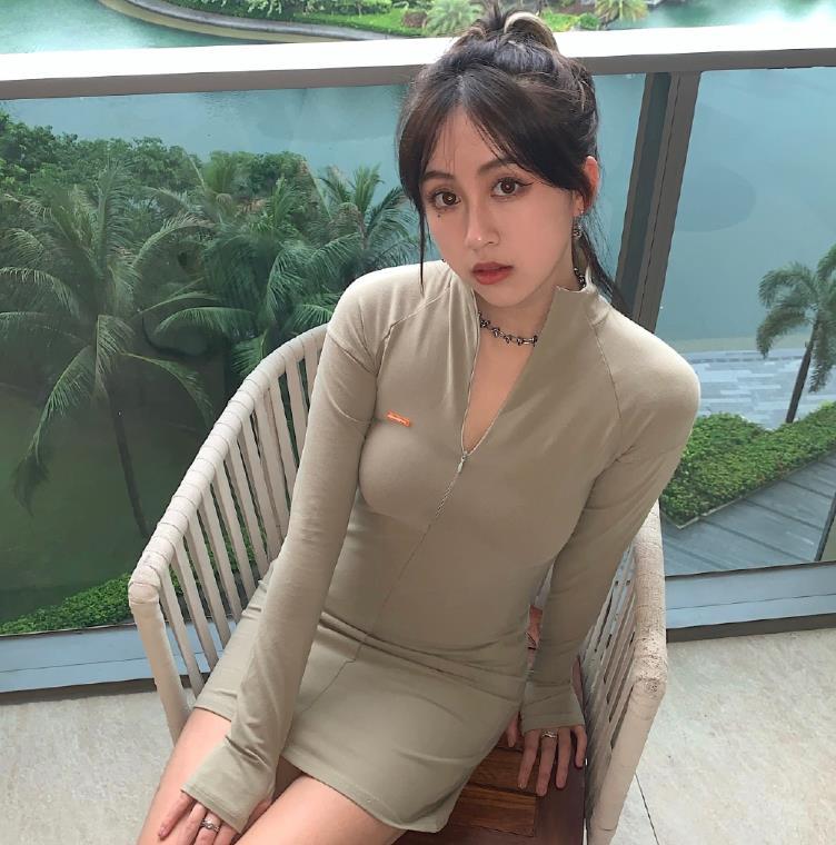 10月24日下午,吴雅晒出了自己与闺蜜的合照,还有很多张自己单独的照片