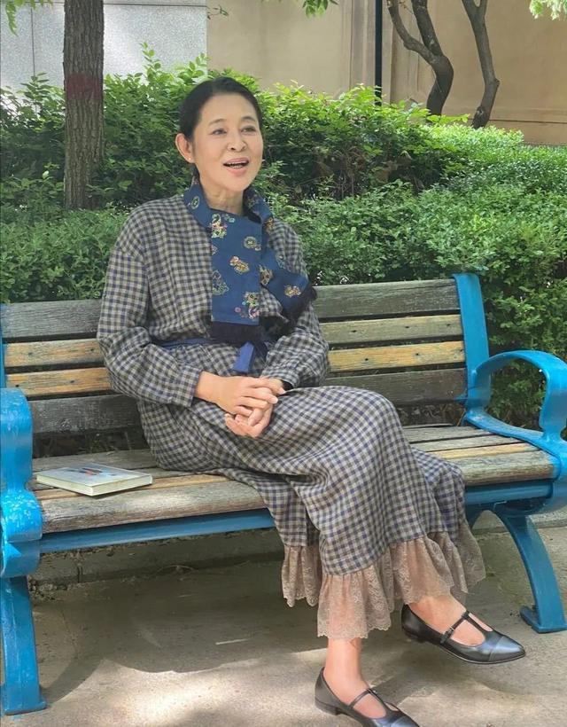 大名鼎鼎的倪大红,娶了倪萍的亲妹妹倪炜,倪炜也是长得貌美如花