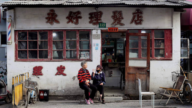 上海老弄堂里开了70年的理发店要关了再不看一眼就再也看不到了