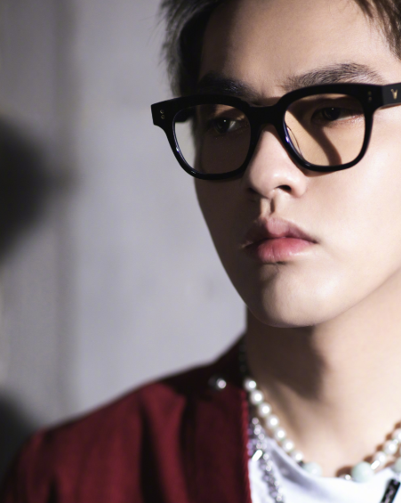 痞气先生吴亦凡 戴上黑框眼镜变三好学生 网友 要给他生 猴子 吴亦凡 Rap Exo M