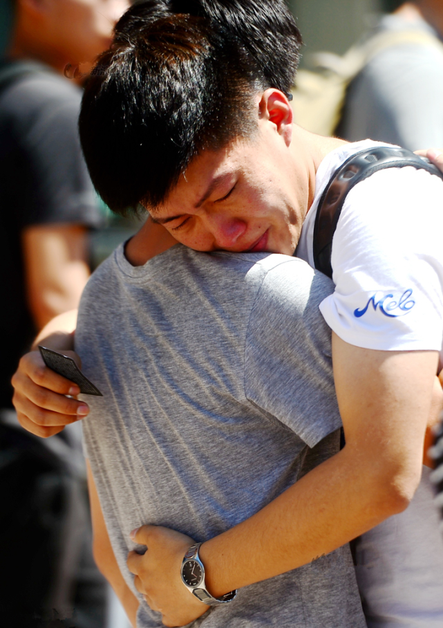 一组照片让人泪流满面,人生的离别现场,有些人一转身就是一辈子