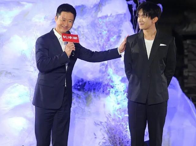 易烊千玺|易烊千玺实惨！每次拍戏都要挨打，吴京剧透《长津湖》：要揍千玺