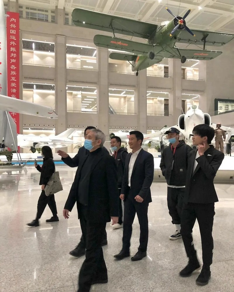 易烊千玺|易烊千玺实惨！每次拍戏都要挨打，吴京剧透《长津湖》：要揍千玺