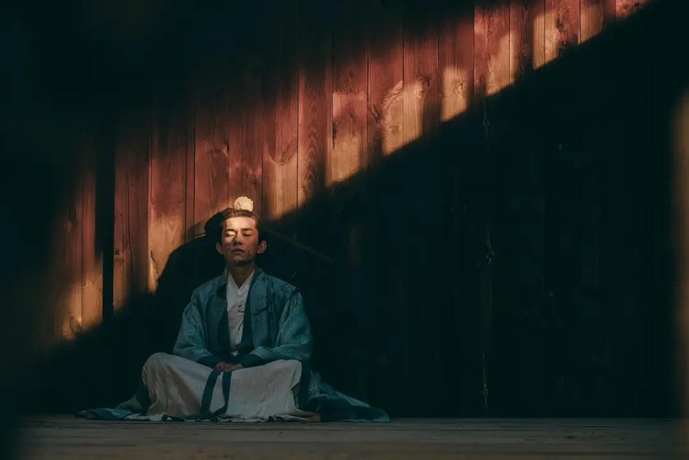 易烊千玺|易烊千玺实惨！每次拍戏都要挨打，吴京剧透《长津湖》：要揍千玺