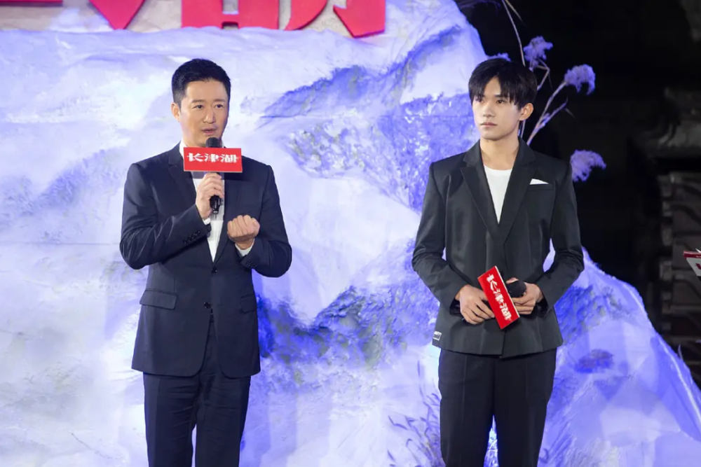 易烊千玺|易烊千玺实惨！每次拍戏都要挨打，吴京剧透《长津湖》：要揍千玺