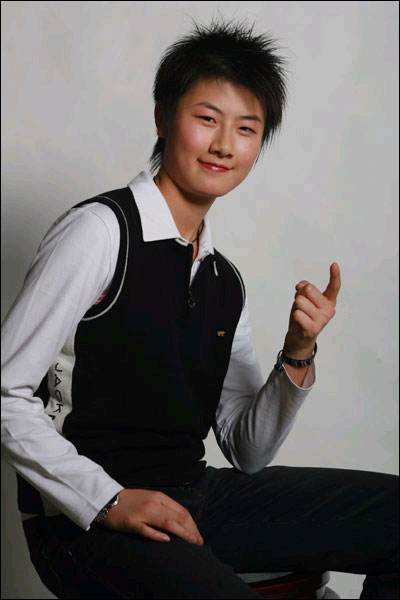 0-2落后,此时年仅15岁的丁宁顶住巨大的压力,战胜了山东队的姜华琤,也