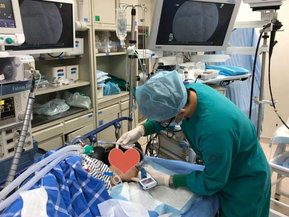 食管|罕见！59岁余姚大伯食管里长了巨大瘤，又出现魔鬼般并发症，还好……