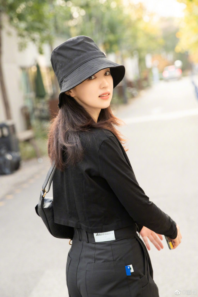 董璇|董璇晒照又美又酷，离开高云翔后越来越自信迷人