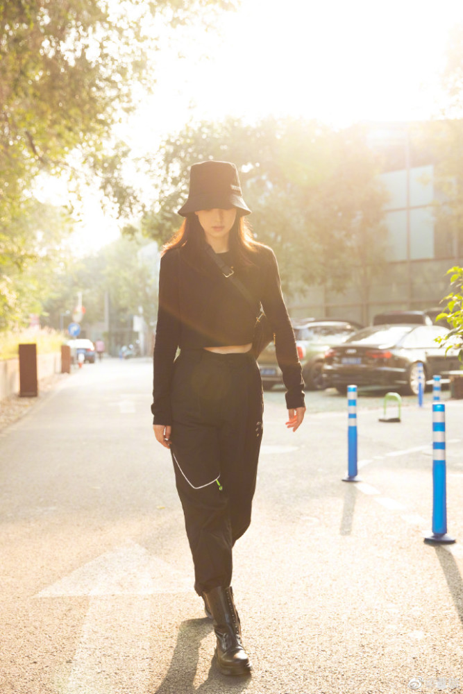 董璇|董璇晒照又美又酷，离开高云翔后越来越自信迷人