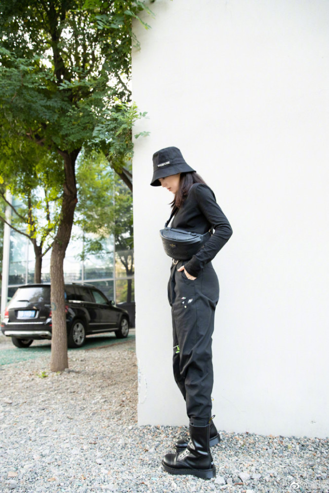 董璇|董璇晒照又美又酷，离开高云翔后越来越自信迷人