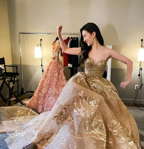 时尚圈|白冰要做唐唐第二？“偷高定”穿山寨，从此进时尚圈黑名单