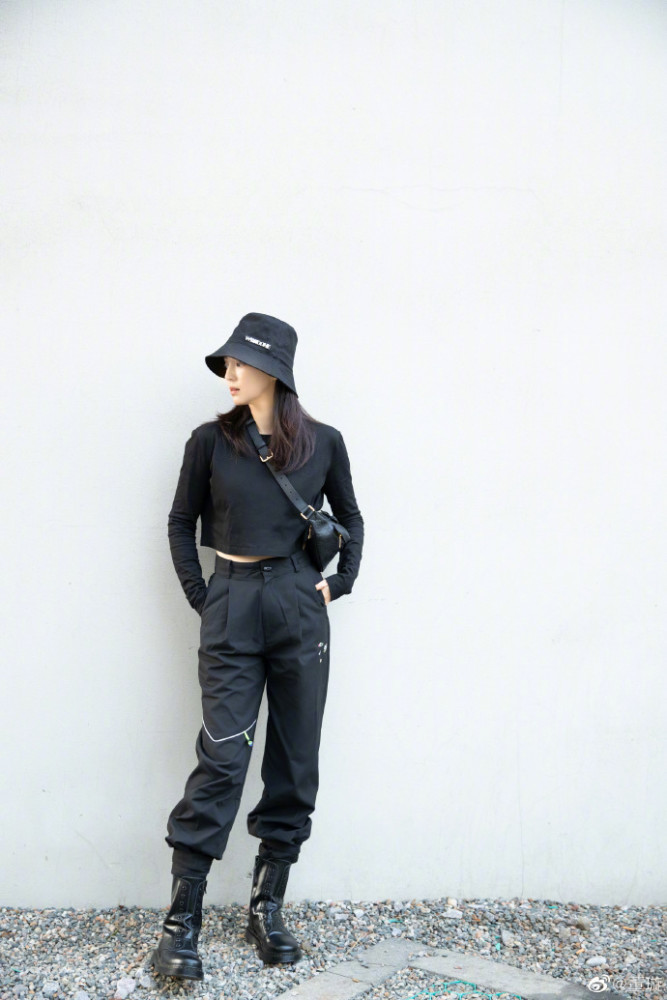 董璇|董璇晒照又美又酷，离开高云翔后越来越自信迷人