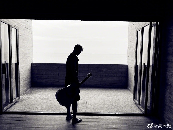 董璇|董璇晒照又美又酷，离开高云翔后越来越自信迷人