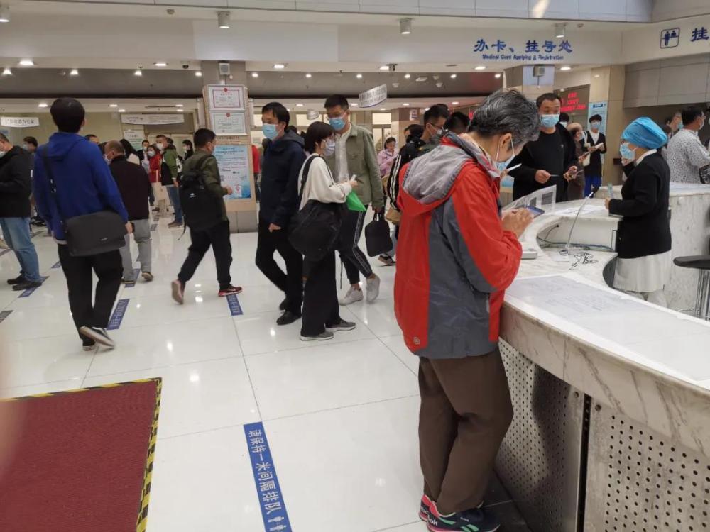 華山醫(yī)院黃牛排隊(duì)掛號(hào)，收取合理費(fèi)用-