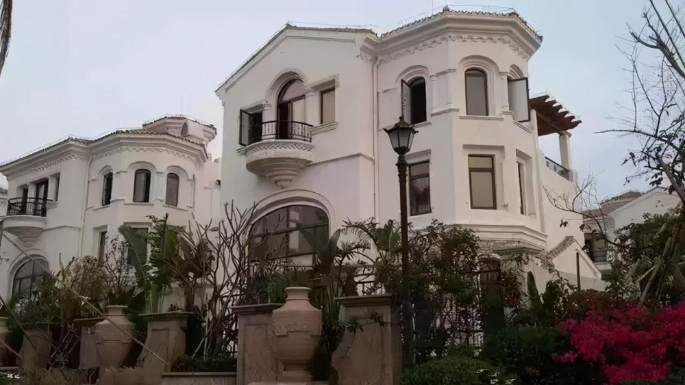 "小猎豹"郑恺豪宅,客厅能打高尔夫,餐桌当写字台_腾讯新闻