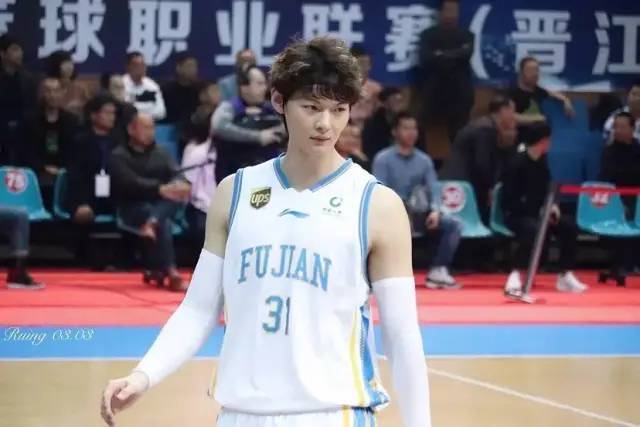 中国男子篮球职业联赛|骂人骂上热搜，却一夜圈粉20万女友粉的他什么来头？