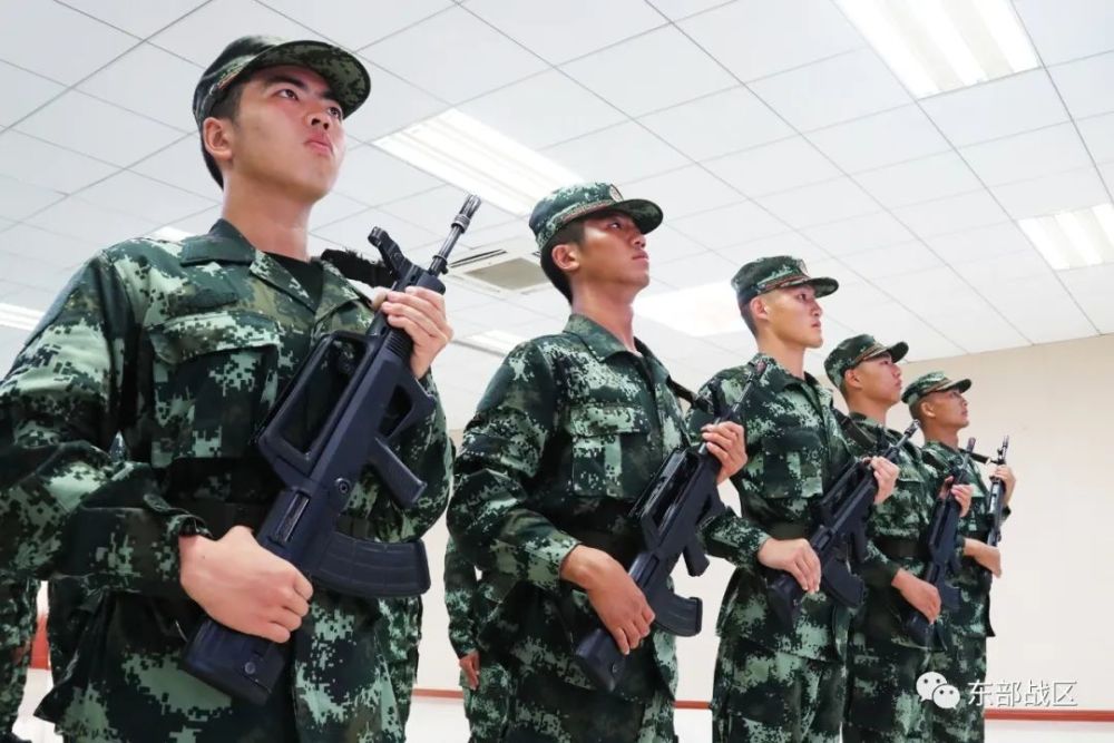 授枪仪式是军人的"成人礼"接过枪,就是接过使命接过国家和人民的重托