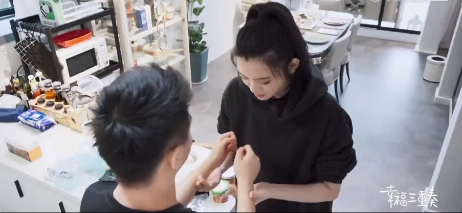 何猷君|奚梦瑶亲自下厨遭何猷君嫌弃，假装生气惹何猷君秒变脸，为老公按摩超贴心