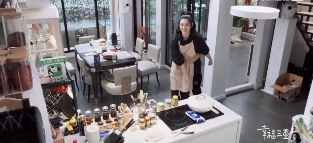 何猷君|奚梦瑶亲自下厨遭何猷君嫌弃，假装生气惹何猷君秒变脸，为老公按摩超贴心