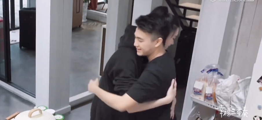 何猷君|奚梦瑶亲自下厨遭何猷君嫌弃，假装生气惹何猷君秒变脸，为老公按摩超贴心