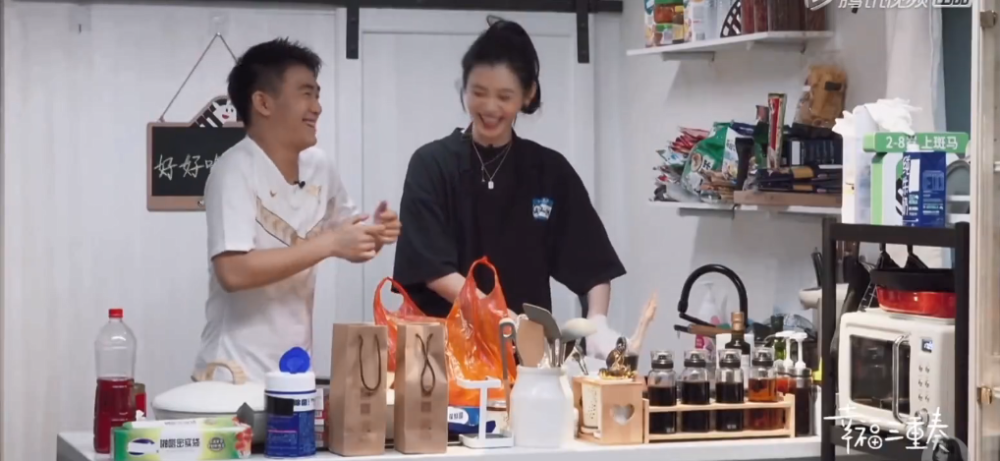 何猷君|奚梦瑶亲自下厨遭何猷君嫌弃，假装生气惹何猷君秒变脸，为老公按摩超贴心