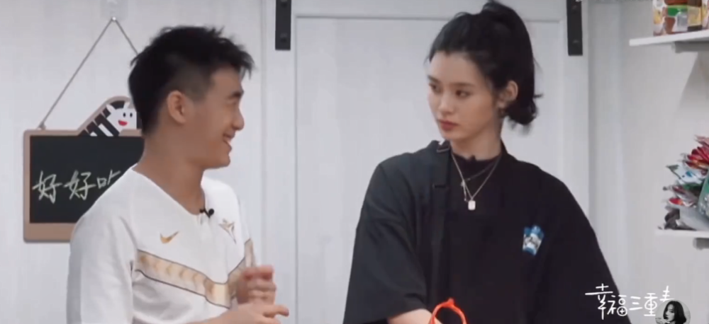 何猷君|奚梦瑶亲自下厨遭何猷君嫌弃，假装生气惹何猷君秒变脸，为老公按摩超贴心