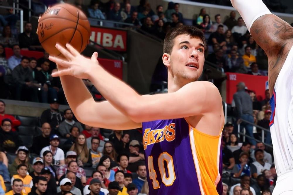 甚至都没有给湖人见面的机会; 路威和祖巴茨都是被湖人交易走的,尤其