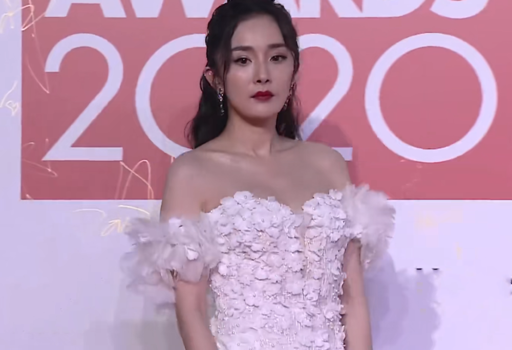 杨幂从礼仪小姐手中接过笔看清她的回礼打脸半个娱乐圈