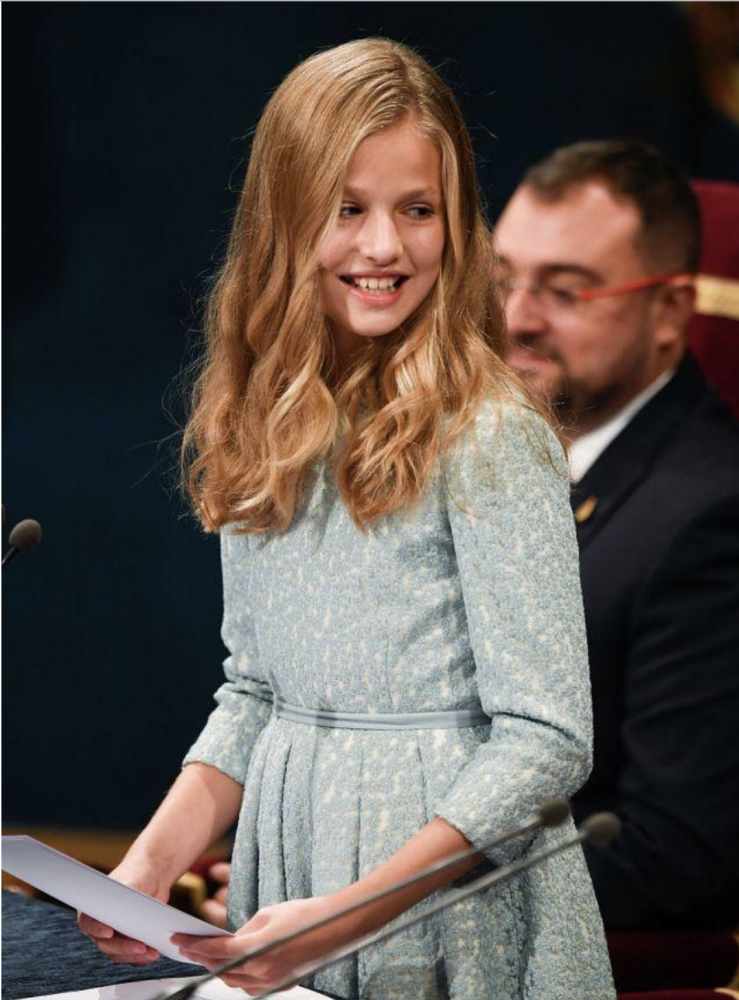 瑞典8岁小公主跟王储妈妈穿母女装神似索妹身后小孩穿着令人心疼