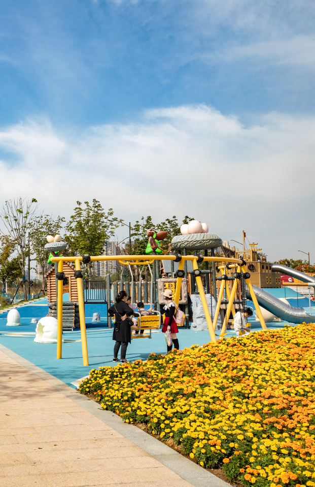 先来和小北一起看看吧即将完工这个儿童游乐园位于启龙亲江乐园内还有