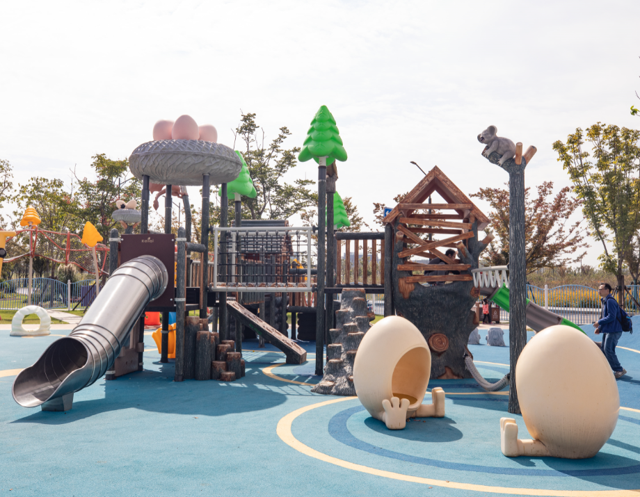 先来和小北一起看看吧即将完工这个儿童游乐园位于启龙亲江乐园内还有