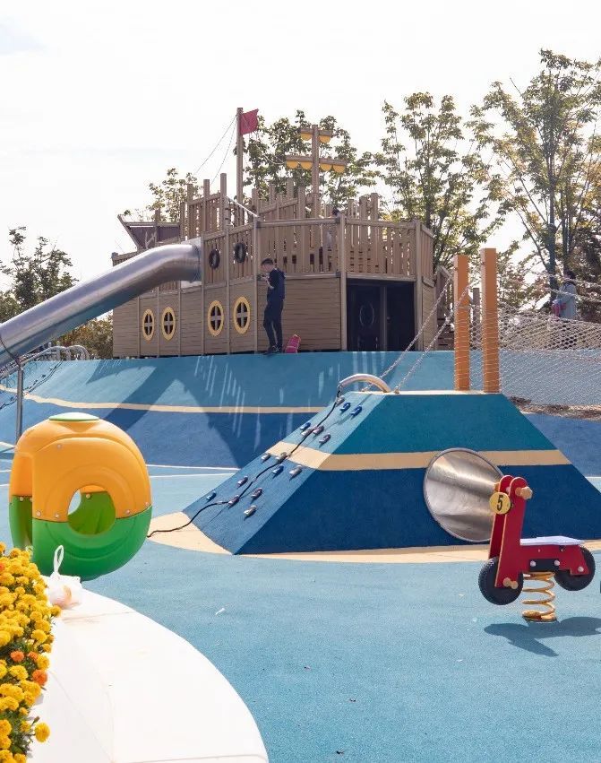 该游乐园位于青龙绿带的启龙亲江乐园内,启龙亲江乐园位于江北新区