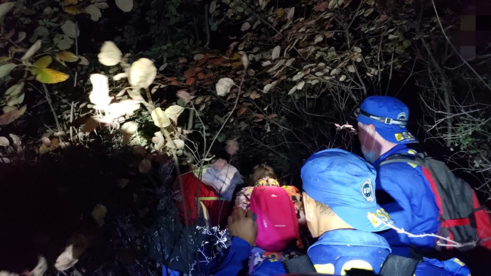 房山蓝天救援队|一家六口赏红叶被困房山野山，最大的70岁，最小的4岁半