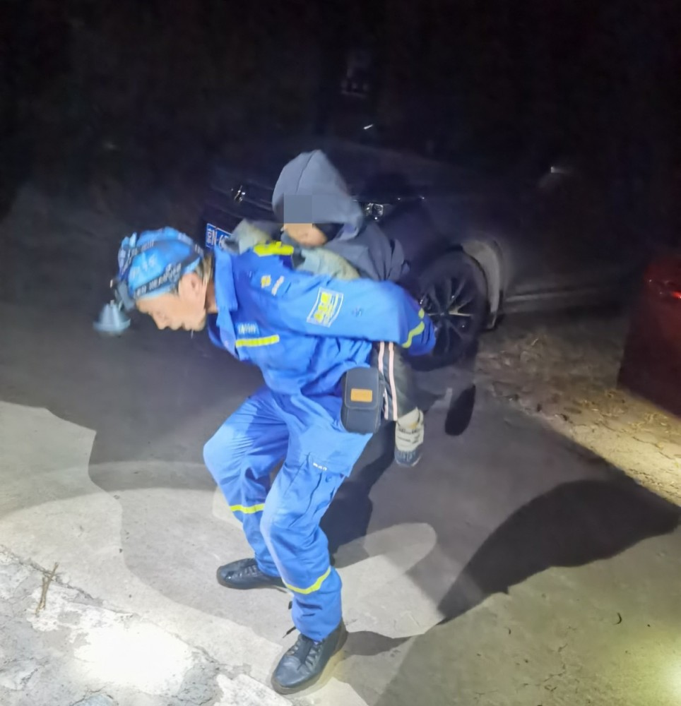 房山蓝天救援队|一家六口赏红叶被困房山野山，最大的70岁，最小的4岁半